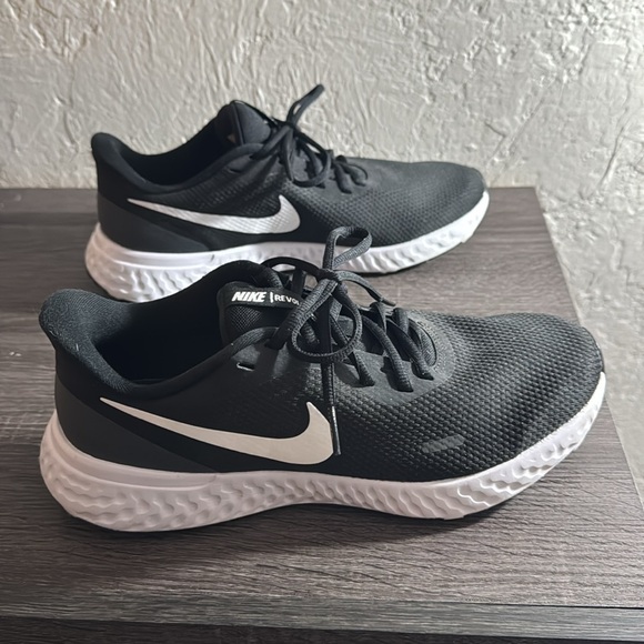 Women’s Nike Revolution Running Shoes - Picture 4 of 5